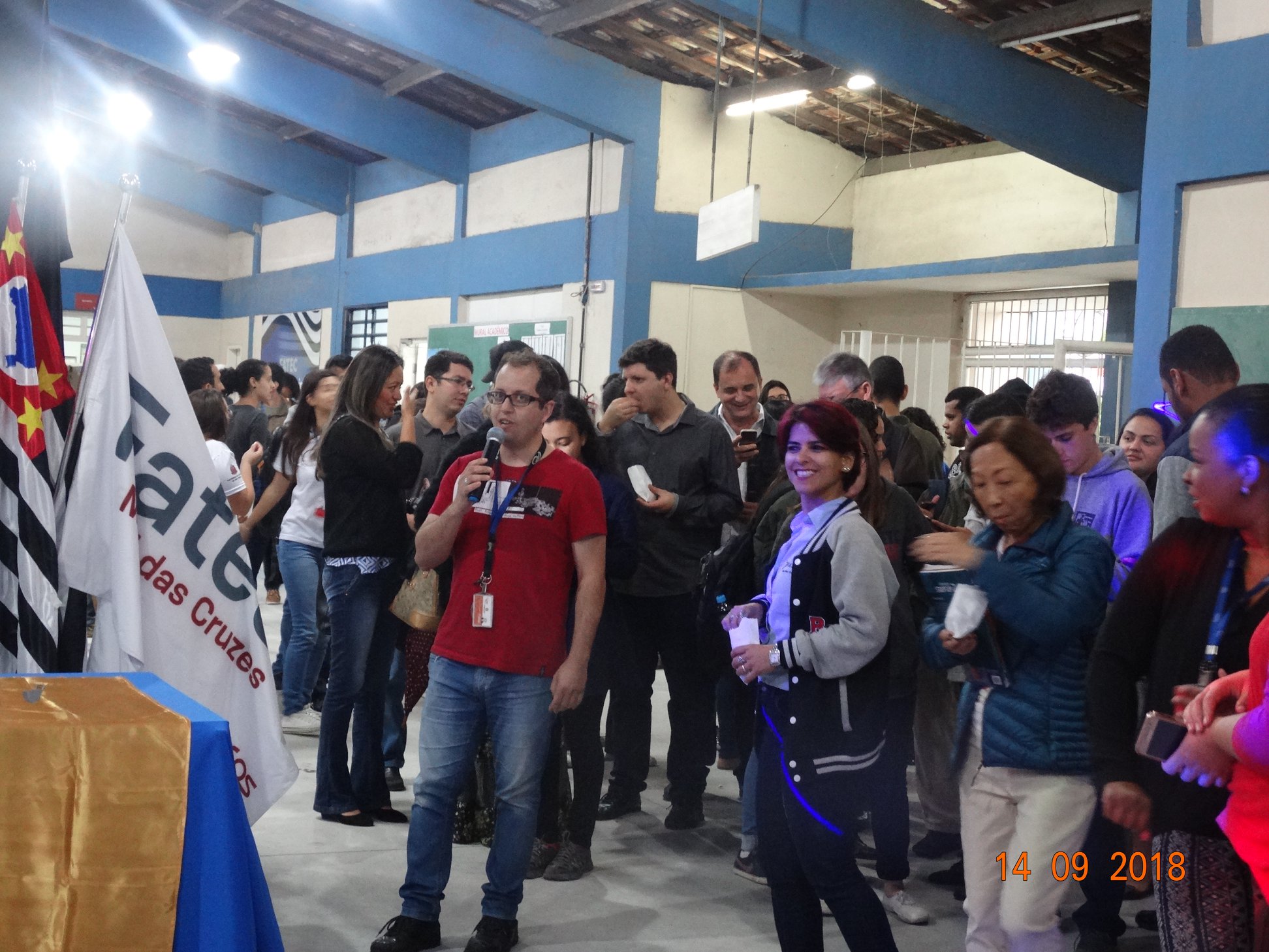 Pessoas comemorando o aniversário da Fatec no pátio.