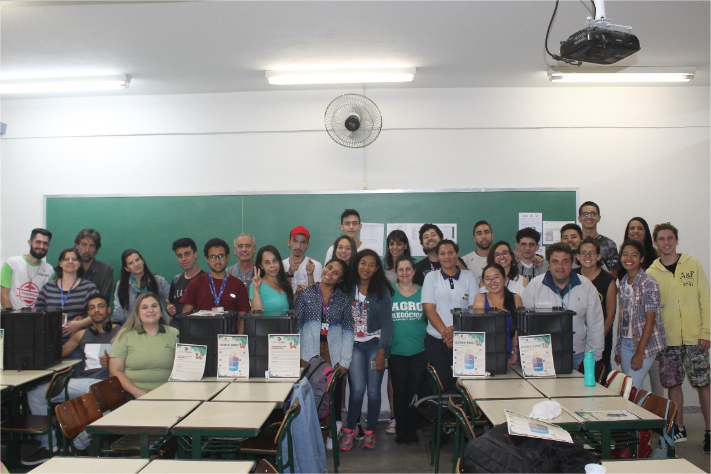 Alunos do segundo semestre  do curso de Agronegócio na oficina de compostagem doméstica