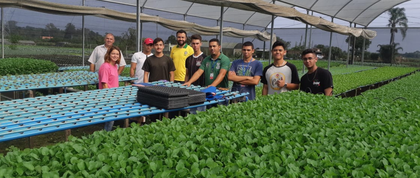 Imagem mostrando alunos em visita técnica.