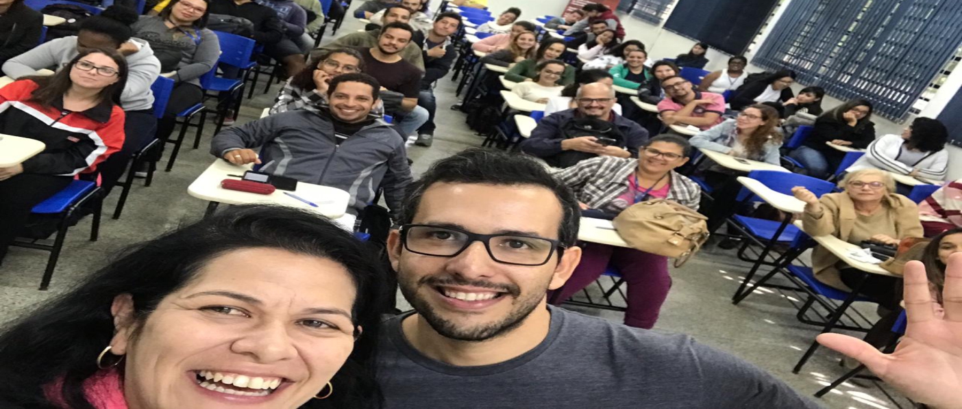 Imagem mostrando alunos na palestra de starups.