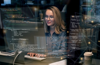Imagem mostrando uma mulher programando.
