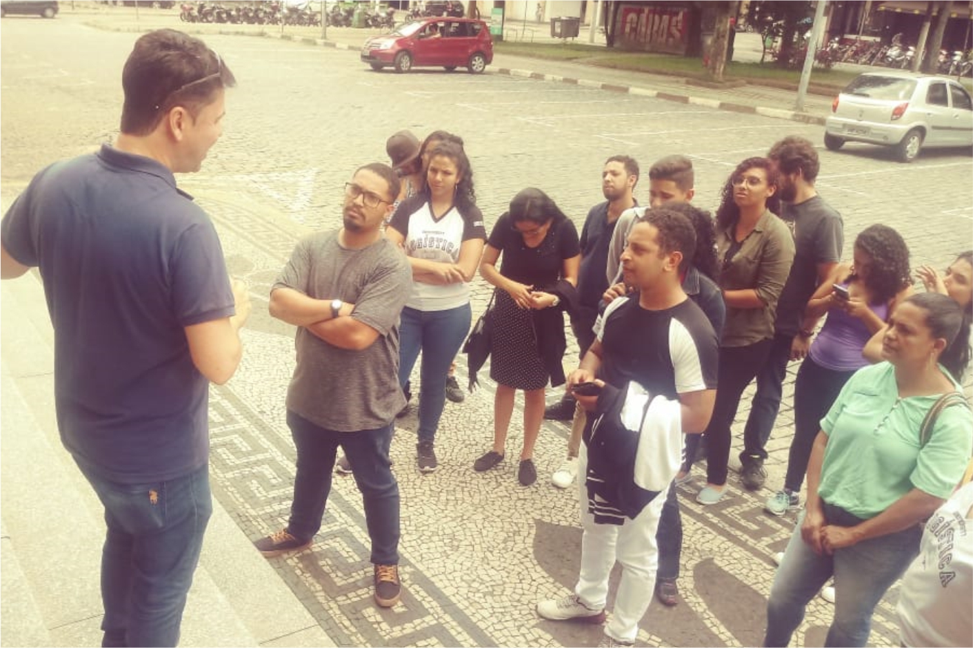 Alunos em visita técnica ao porto de santos.