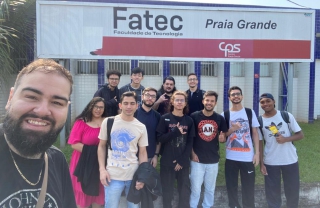 Imagem monstrando alunos participando da maratona de programação na FATAEC Praia Grande.