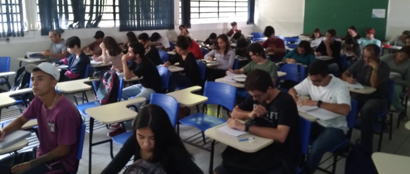 Imagem mostrando alunos no pré-vestibular. 