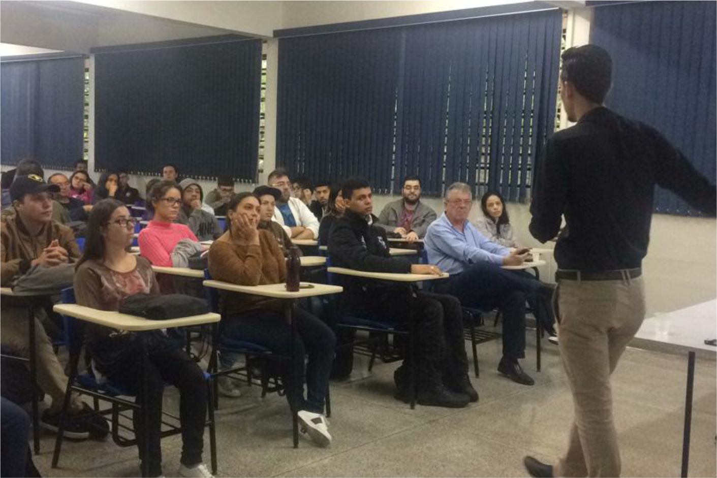 imagem mostrando o tecnólogo em Logística Jonathan Pereira de Castilho ministrando palestra.