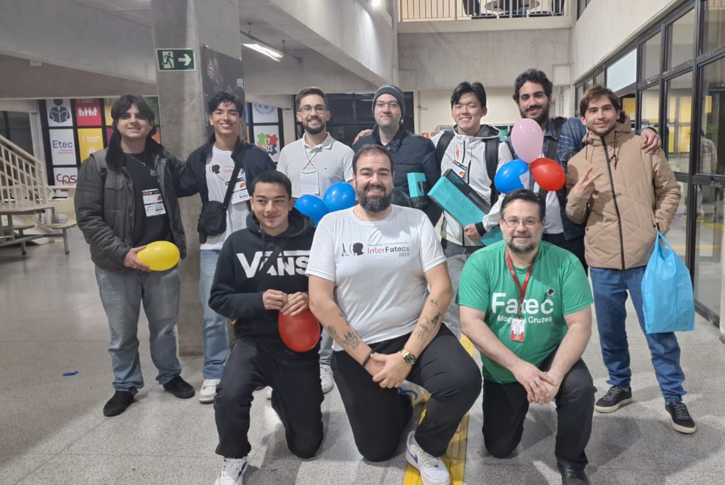 Imagem dos alunos na maratona de programação.