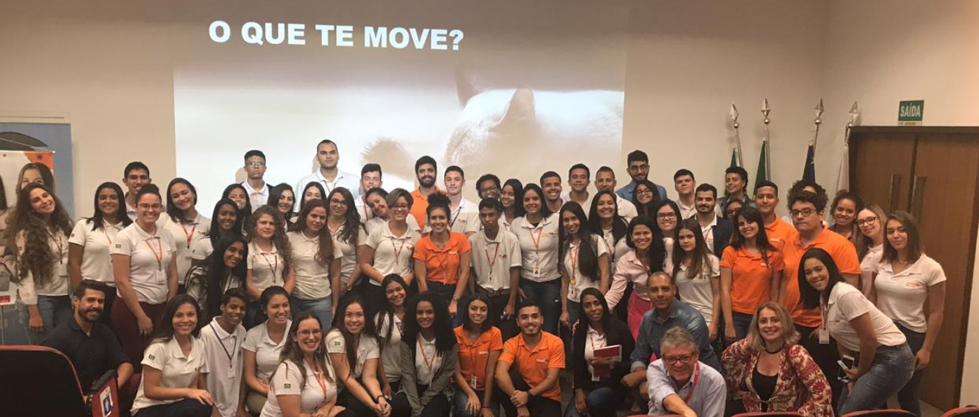 Imagem mostrando alunos na palestra na empresa JSL. 