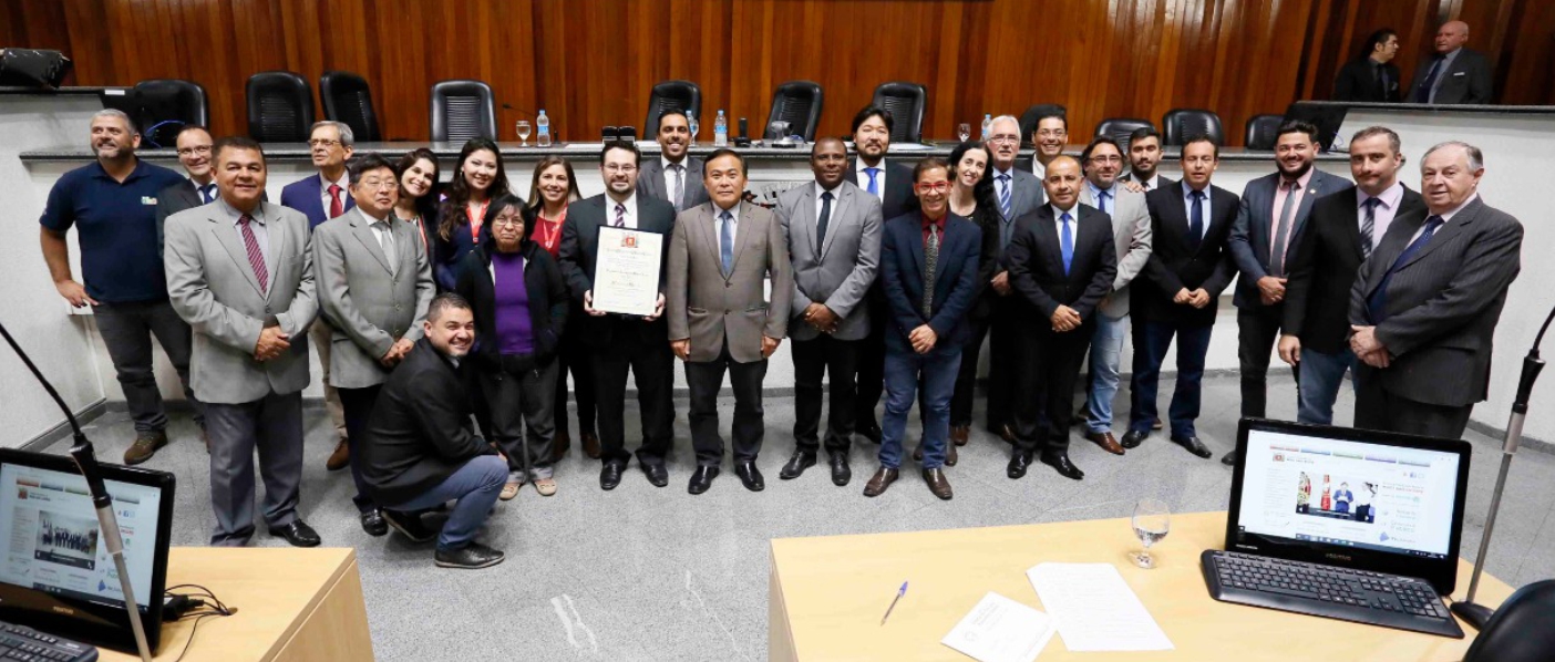 Imagem mostrando membros da FATEC MC na Câmara Municipal de Mogi das Cruzes.