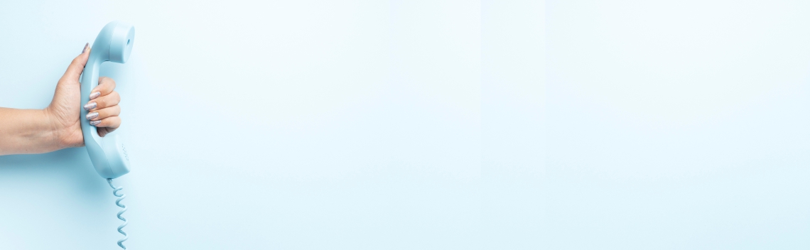 Imagem mostrando uma mulher segurando um telefone.